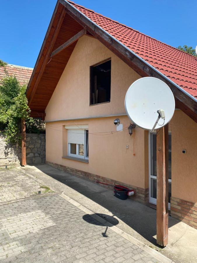 Vityesz Vendeghaz ** Apartment Chl'aba Bagian luar foto