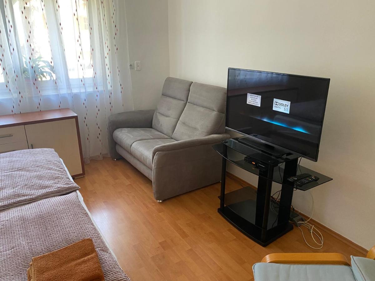 Vityesz Vendeghaz ** Apartment Chl'aba Bagian luar foto